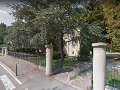 Sequestrato, legato e pestato: furia dei banditi su un 85enne